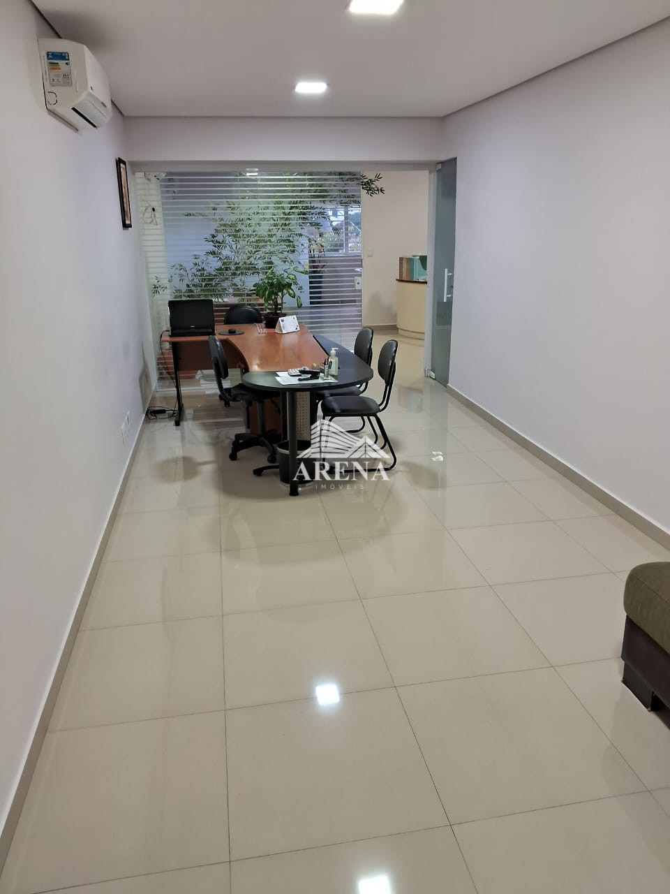 Centro - Avenida Portugal - Sala com 85m² 2 vagas.