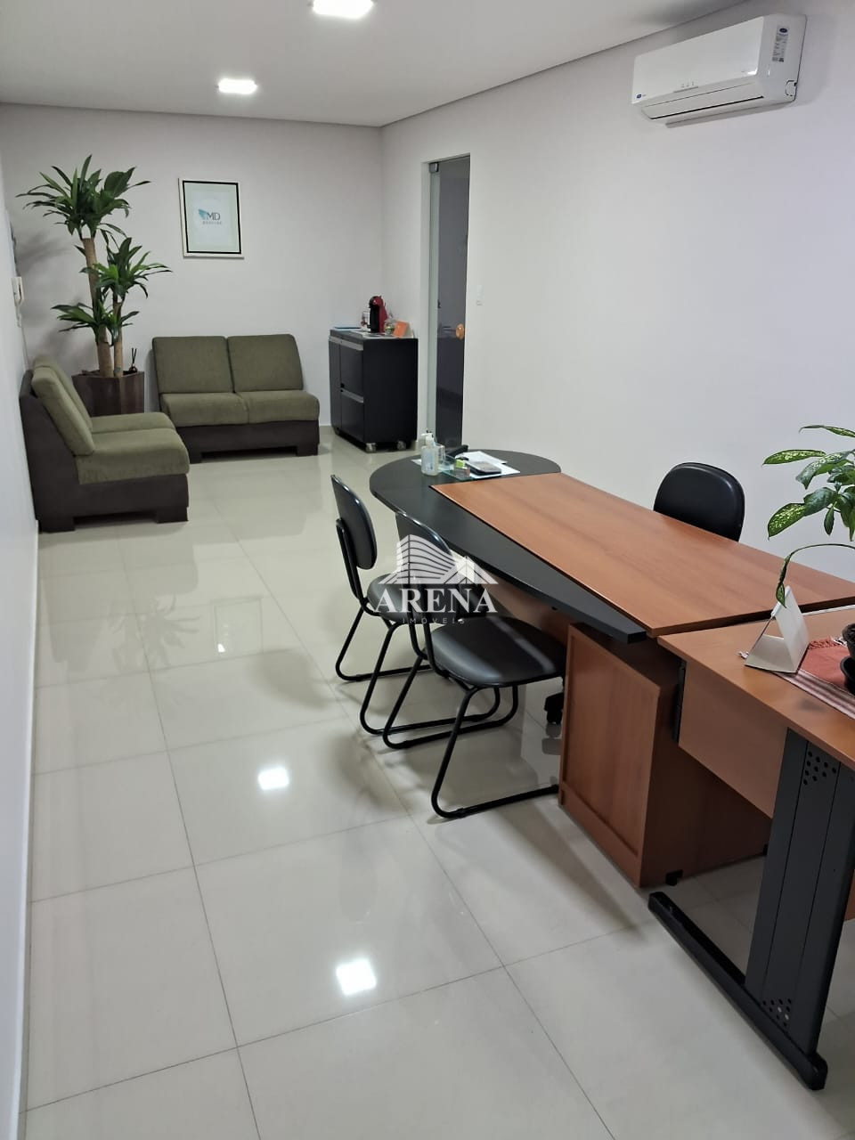 Centro - Avenida Portugal - Sala com 85m² 2 vagas.