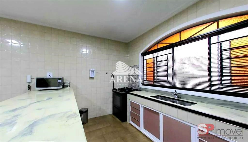 Sobrado com edícula, 4 dormitórios sendo uma suíte, sala cozinha, lavanderia , armazém, 2 vagas de g