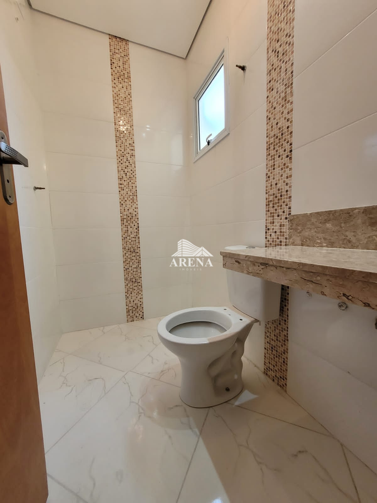 Sobrado em condomínio, com cobertura,  mobiliado.  Com 2 suítes. Vila Principe de Gales