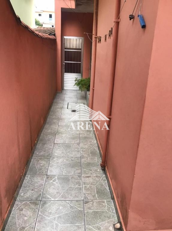 2 casas: Casa 1 com 2 dormitórios, sala com sacada, cozinha, banheiro, lavanderia e 2 vagas de garag