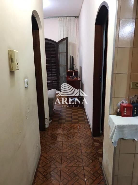 2 casas: Casa 1 com 2 dormitórios, sala com sacada, cozinha, banheiro, lavanderia e 2 vagas de garag