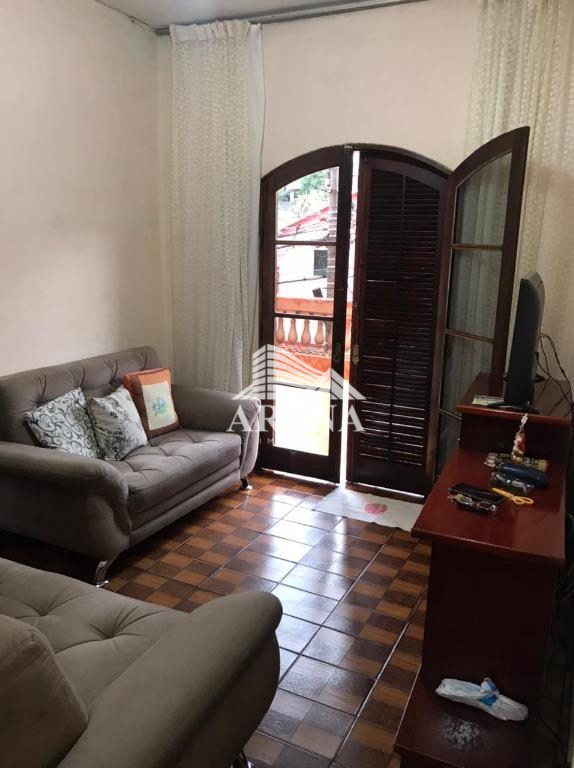 2 casas: Casa 1 com 2 dormitórios, sala com sacada, cozinha, banheiro, lavanderia e 2 vagas de garag