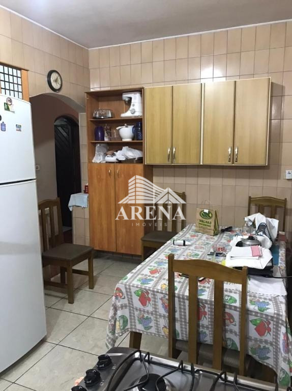 2 casas: Casa 1 com 2 dormitórios, sala com sacada, cozinha, banheiro, lavanderia e 2 vagas de garag
