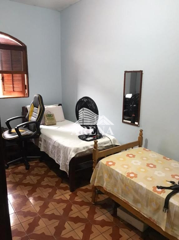 2 casas: Casa 1 com 2 dormitórios, sala com sacada, cozinha, banheiro, lavanderia e 2 vagas de garag