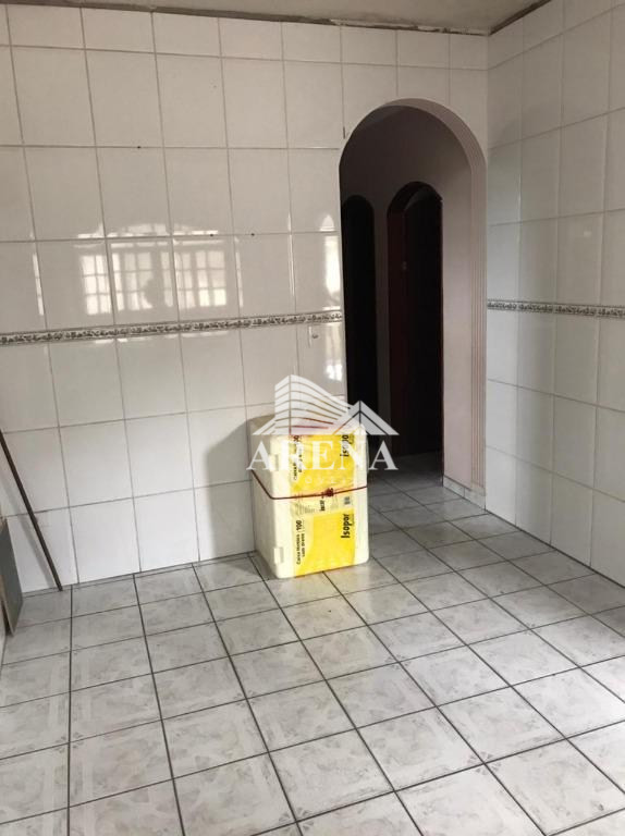 2 casas: Casa 1 com 2 dormitórios, sala com sacada, cozinha, banheiro, lavanderia e 2 vagas de garag