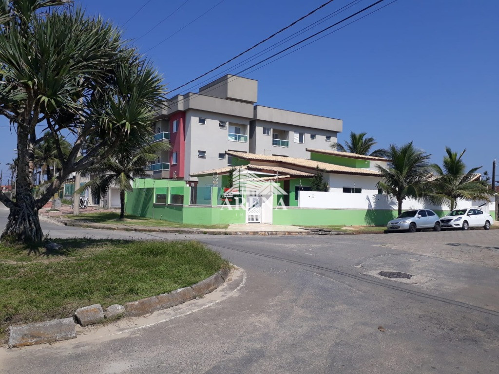 CASA NOVA  EM FRENTE AO MAR.. (TERRENO DE ESQUINA).  COM 4 dormitórios ( 4 suítes), ampla sala e coz