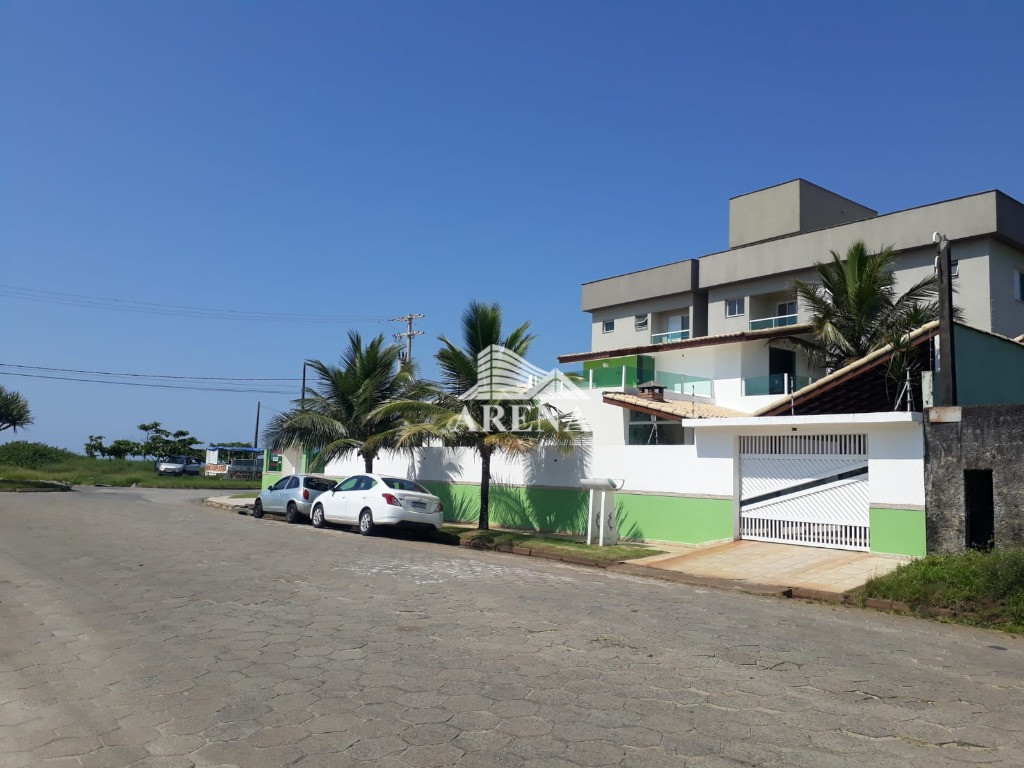 CASA NOVA  EM FRENTE AO MAR.. (TERRENO DE ESQUINA).  COM 4 dormitórios ( 4 suítes), ampla sala e coz