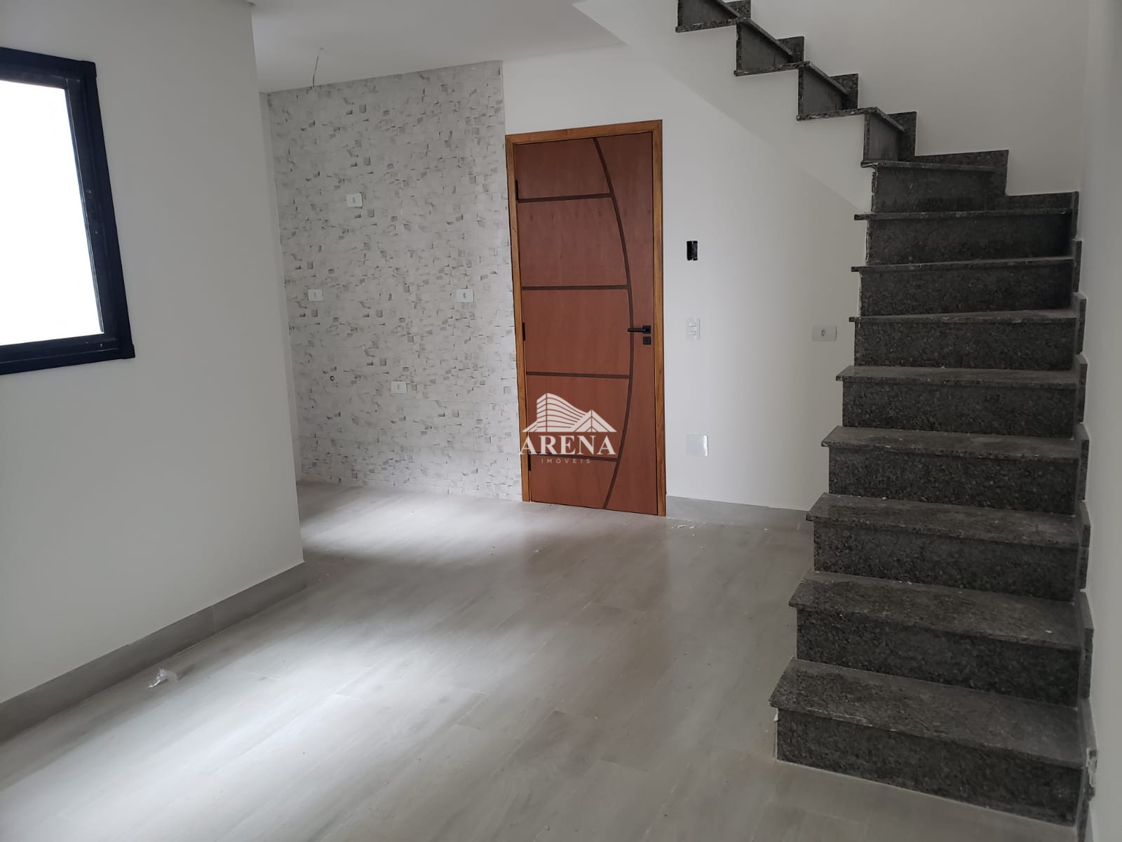 COBERTURA  SEM CONDOMINIO com 2 dormitórios 82 M²