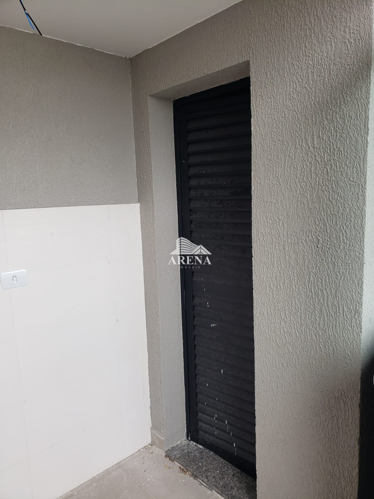 COBERTURA  SEM CONDOMINIO com 2 dormitórios 82 M²