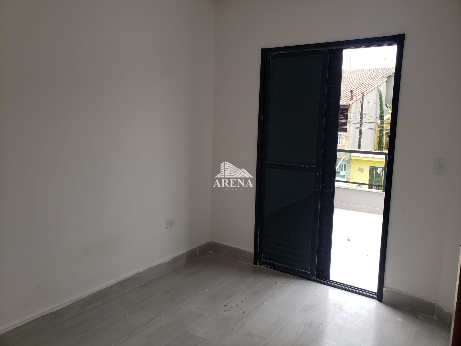 COBERTURA  SEM CONDOMINIO com 2 dormitórios 82 M²