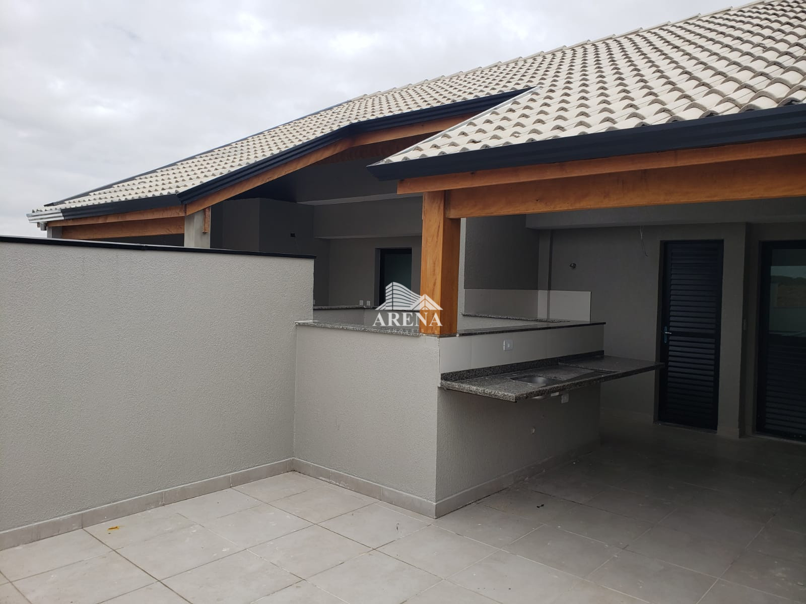 COBERTURA  SEM CONDOMINIO com 2 dormitórios 82 M²