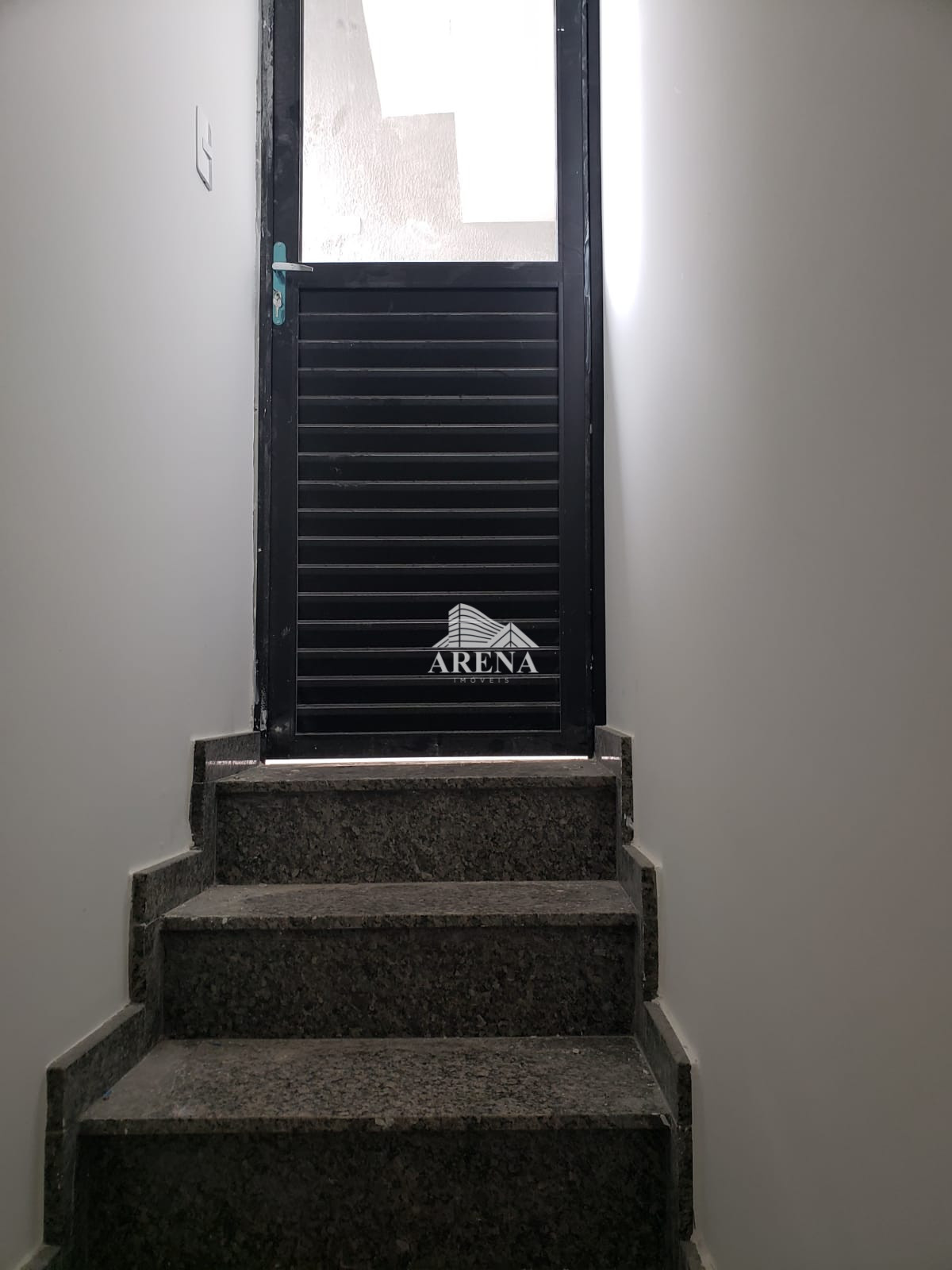 COBERTURA  SEM CONDOMINIO com 2 dormitórios 82 M²