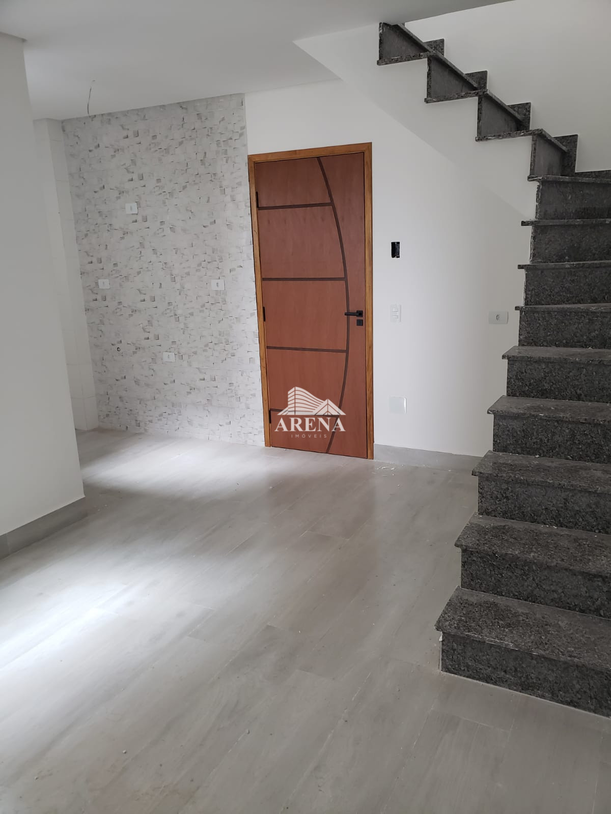 COBERTURA  SEM CONDOMINIO com 2 dormitórios 82 M²