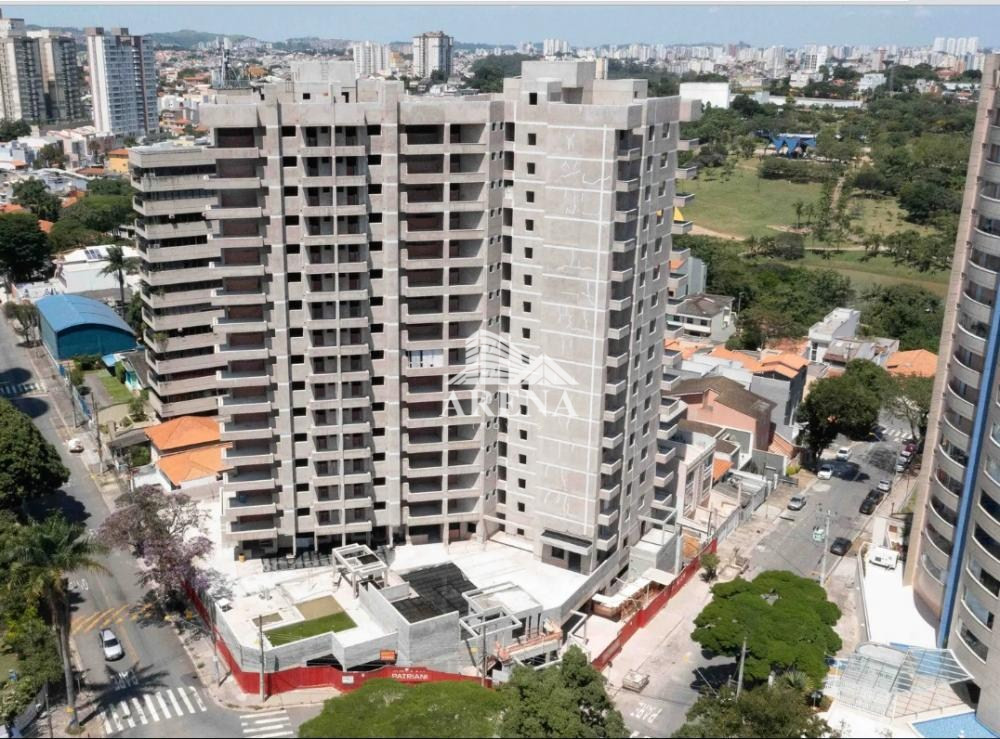 Apartamentos espaçosos e bem integrados . Tem 3 suítes grandes , os quartos têm persianas de enrolar