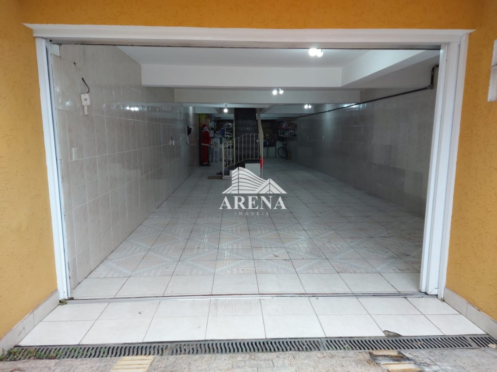 Lindo sobrado, parte inferior garagem para de 6 a 8 carros, pegando quase toda extensão da casa no s