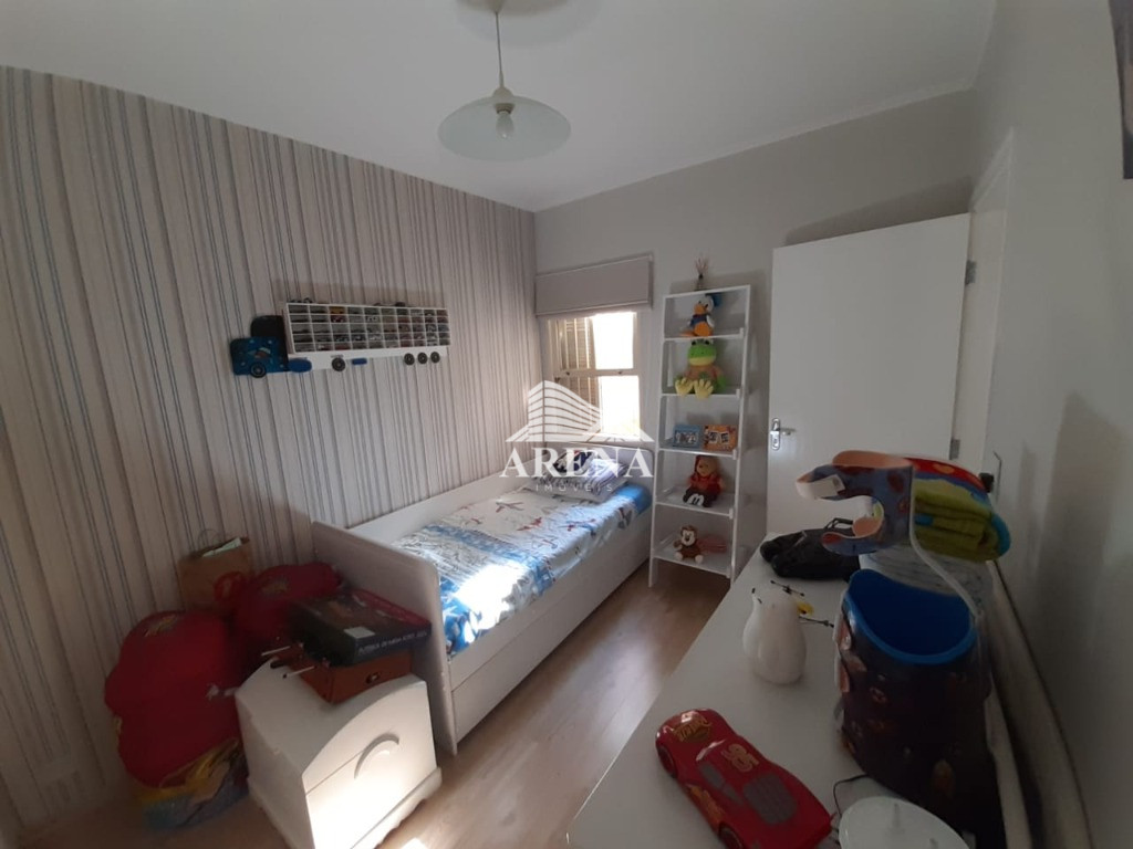 Lindo sobrado, parte inferior garagem para de 6 a 8 carros, pegando quase toda extensão da casa no s