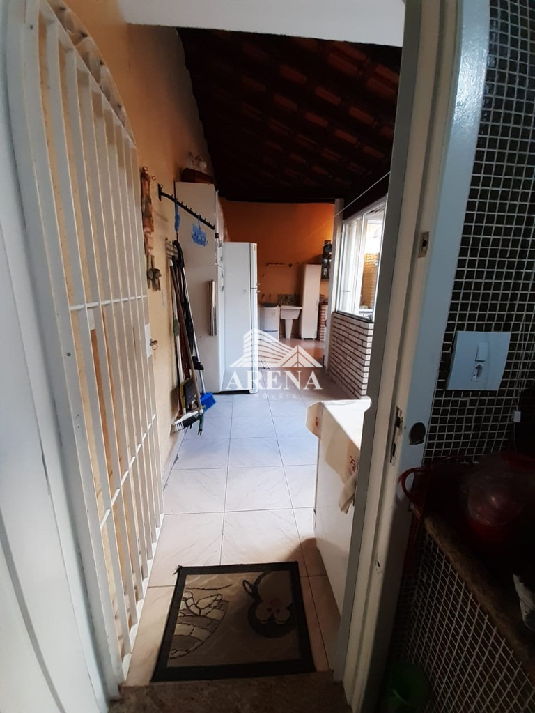Lindo sobrado, parte inferior garagem para de 6 a 8 carros, pegando quase toda extensão da casa no s