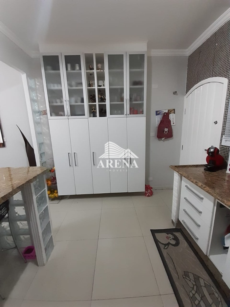Lindo sobrado, parte inferior garagem para de 6 a 8 carros, pegando quase toda extensão da casa no s