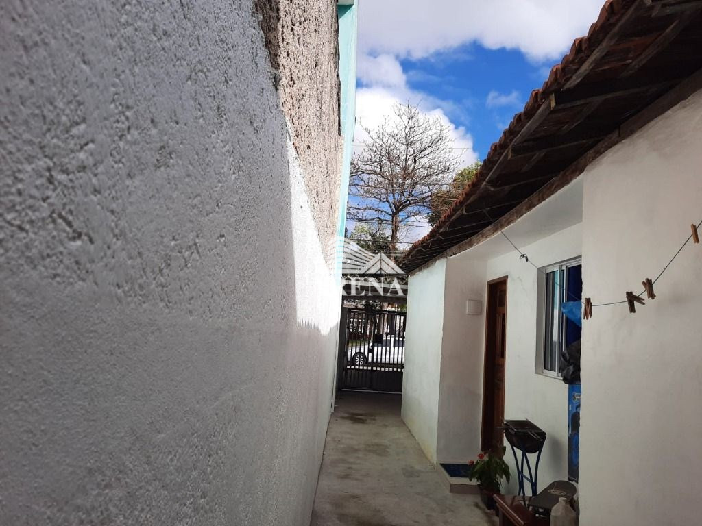 São 3 casas no Terreno com 125 metros quadrados. (5x25) 5 de frente 25 de comprimento