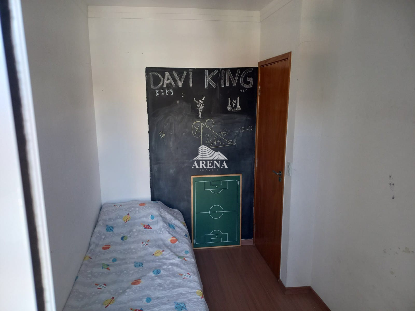 Ampla cobertura com 2 dormitórios ( 1 suíte) na Vila Bastos.