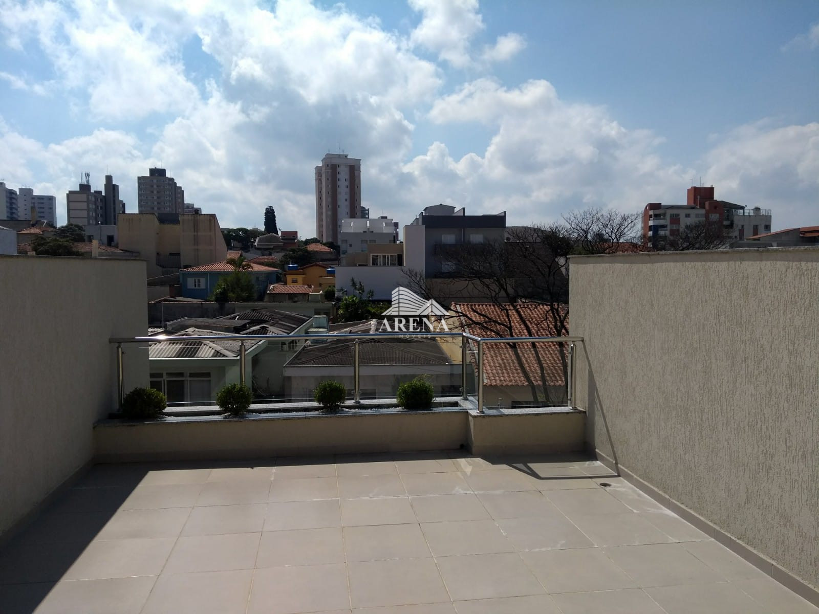 Ampla cobertura com 2 dormitórios ( 1 suíte) na Vila Bastos.