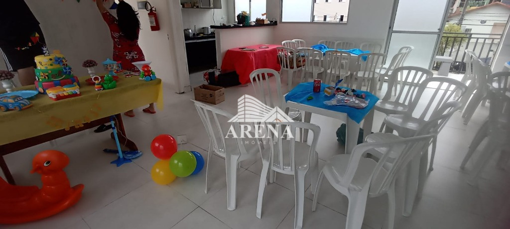 Apartamento com 2 dormitórios, sala, cozinha, lavanderia e 1 vaga de garagem. Condomínio com quadra,