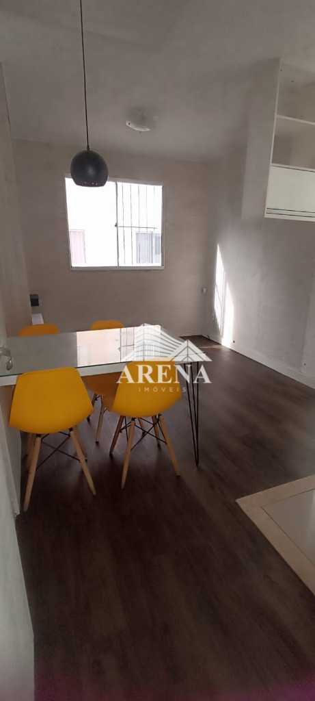 Apartamento com 2 dormitórios, sala, cozinha, lavanderia e 1 vaga de garagem. Condomínio com quadra,