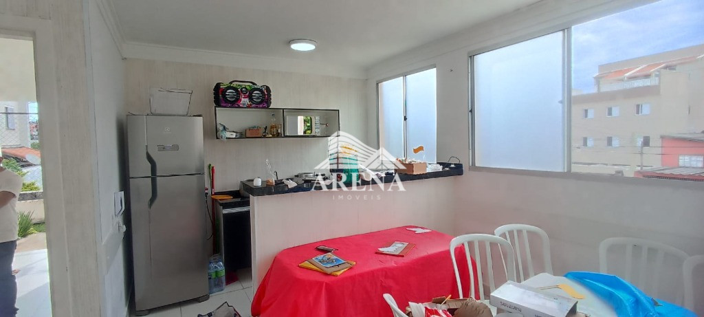 Apartamento com 2 dormitórios, sala, cozinha, lavanderia e 1 vaga de garagem. Condomínio com quadra,