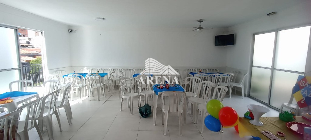 Apartamento com 2 dormitórios, sala, cozinha, lavanderia e 1 vaga de garagem. Condomínio com quadra,