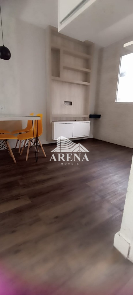 Apartamento com 2 dormitórios, sala, cozinha, lavanderia e 1 vaga de garagem. Condomínio com quadra,