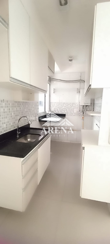 Apartamento com 2 dormitórios, sala, cozinha, lavanderia e 1 vaga de garagem. Condomínio com quadra,