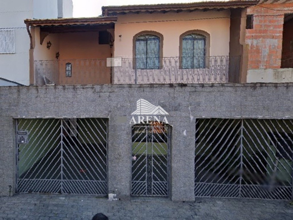 Espaçoso sobrado no bairro Campestre  com 4 suítes, sala de estar e de jantar no piso inferior. Sala