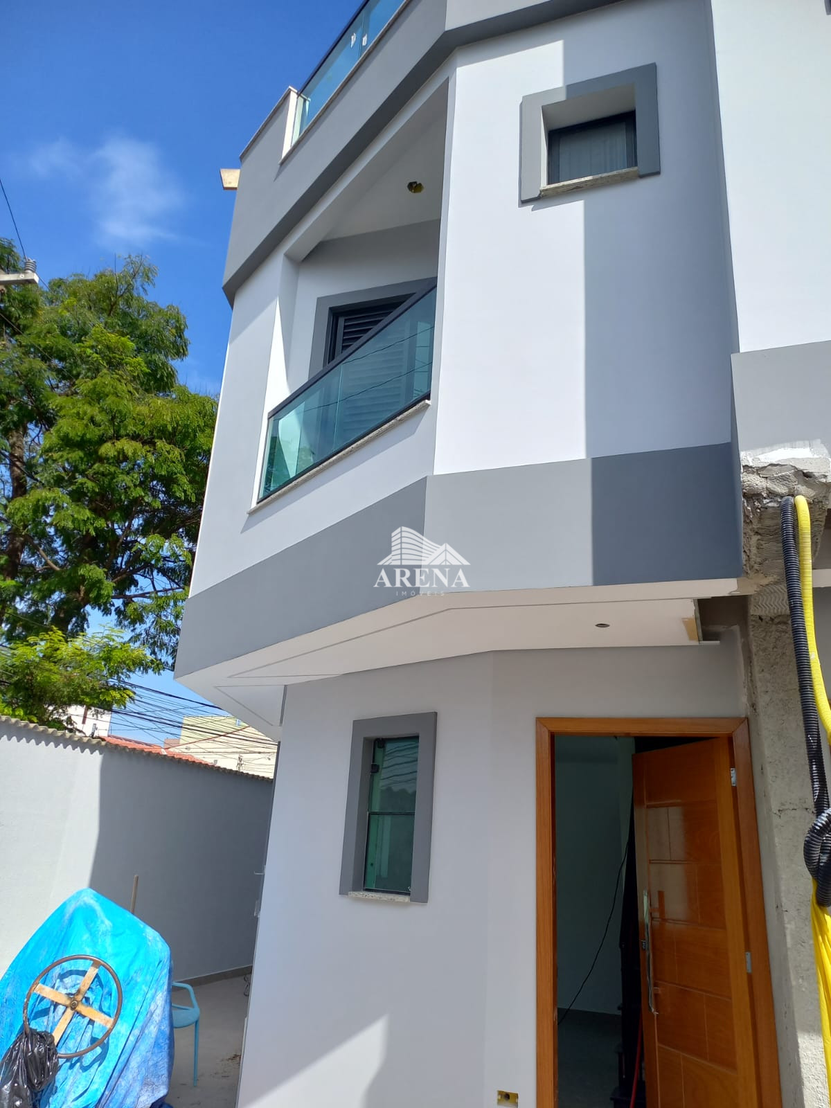 Sobrado triplex com 3 dormitórios