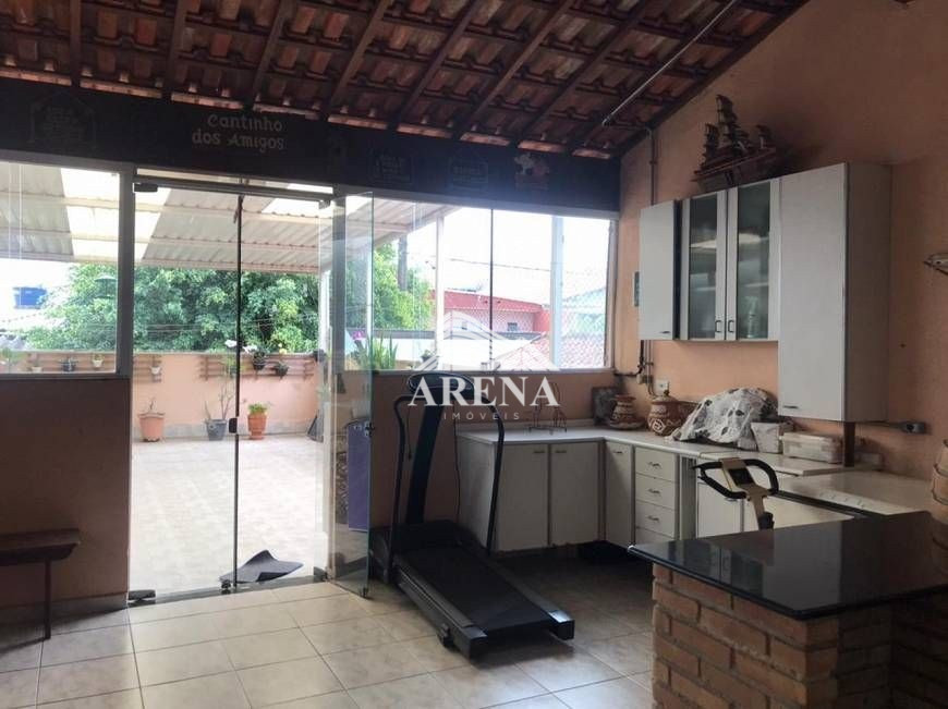 Linda casa com 3 dormitórios sendo 1 suite, sala ampla, cozinha com planejados, lavanderia. Hidro. E