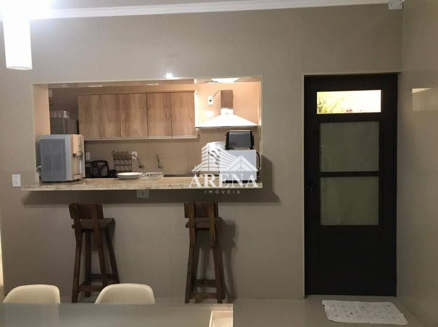 Linda casa com 3 dormitórios sendo 1 suite, sala ampla, cozinha com planejados, lavanderia. Hidro. E