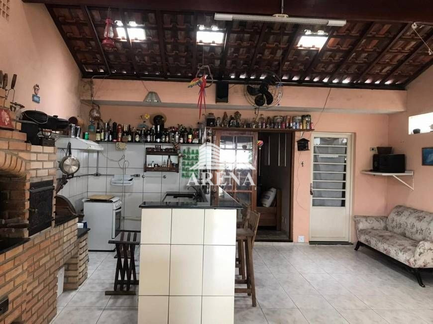 Linda casa com 3 dormitórios sendo 1 suite, sala ampla, cozinha com planejados, lavanderia. Hidro. E