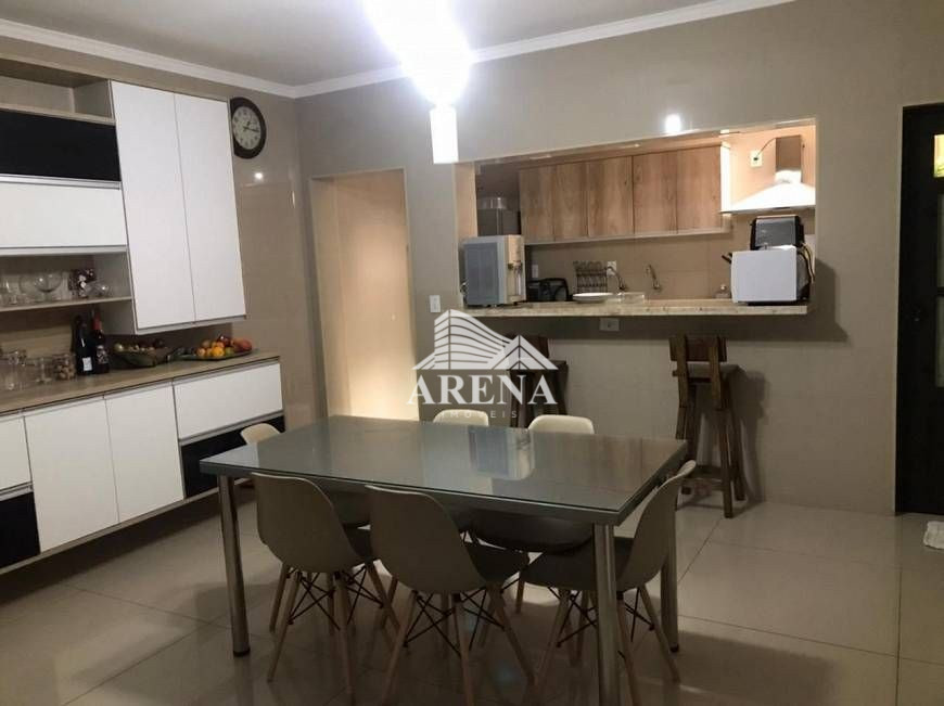 Linda casa com 3 dormitórios sendo 1 suite, sala ampla, cozinha com planejados, lavanderia. Hidro. E