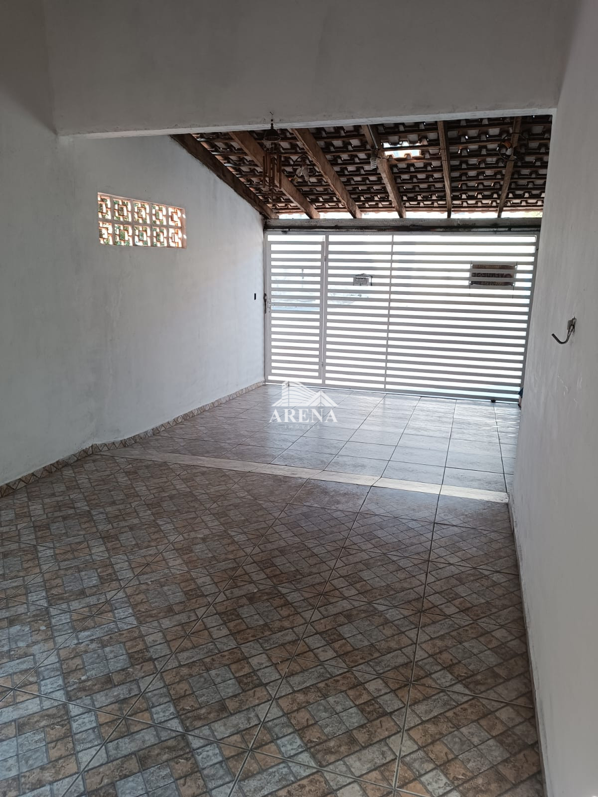 AMPLA CASA - 4 DORMT. - 245m² A.C. - ÓTIMA LOCALIZAÇÃO