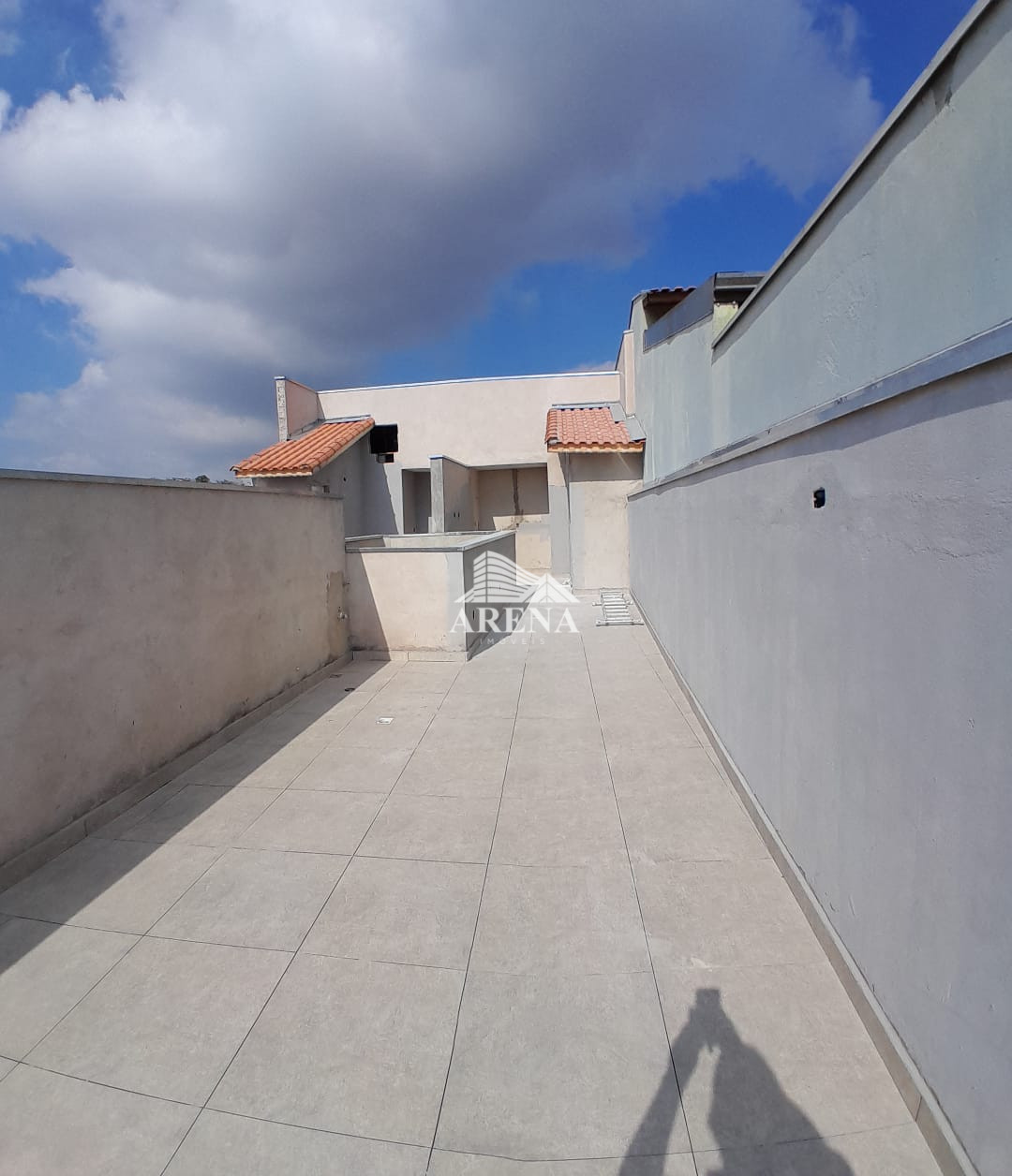 Cobertura baixo condominio.