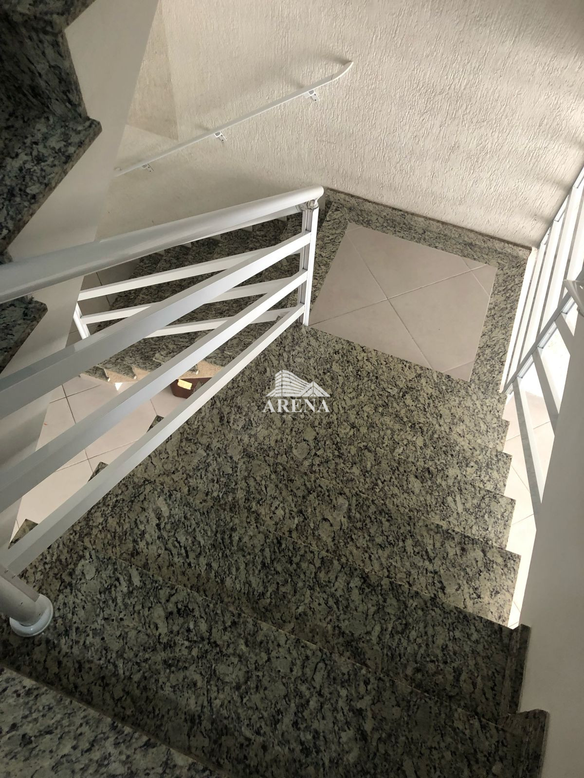 COBERTURA  SEM CONDOMINIO com 2 dormitórios 73 M²