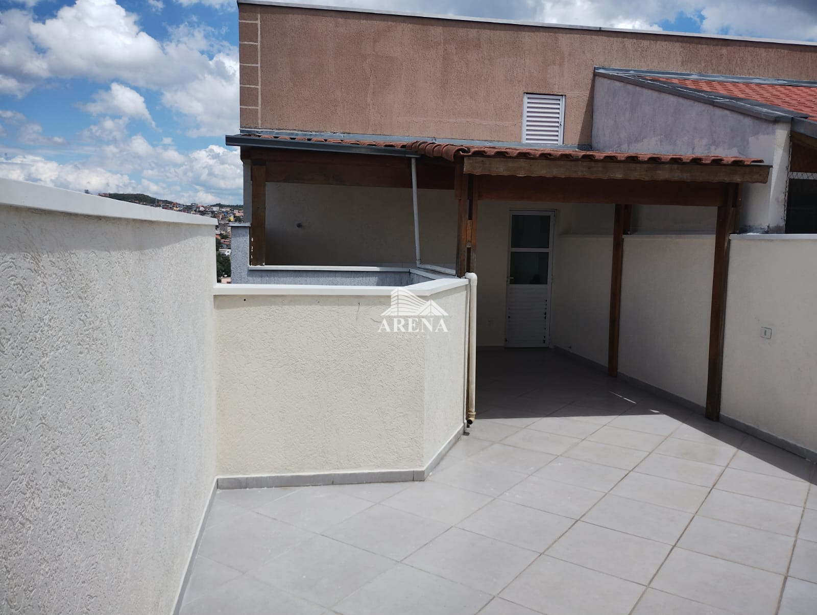 COBERTURA  SEM CONDOMINIO com 2 dormitórios 73 M²