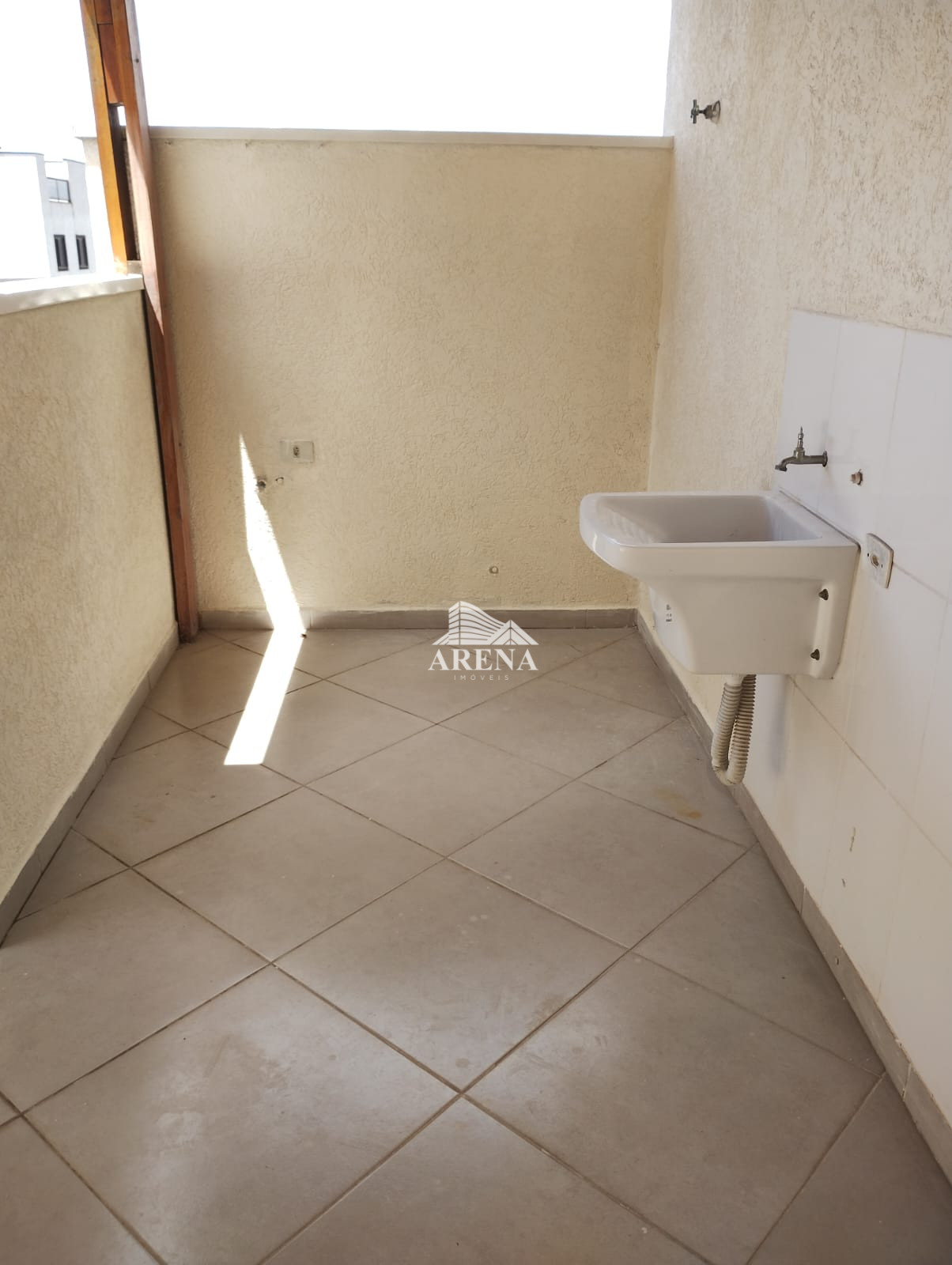 COBERTURA  SEM CONDOMINIO com 2 dormitórios 73 M²