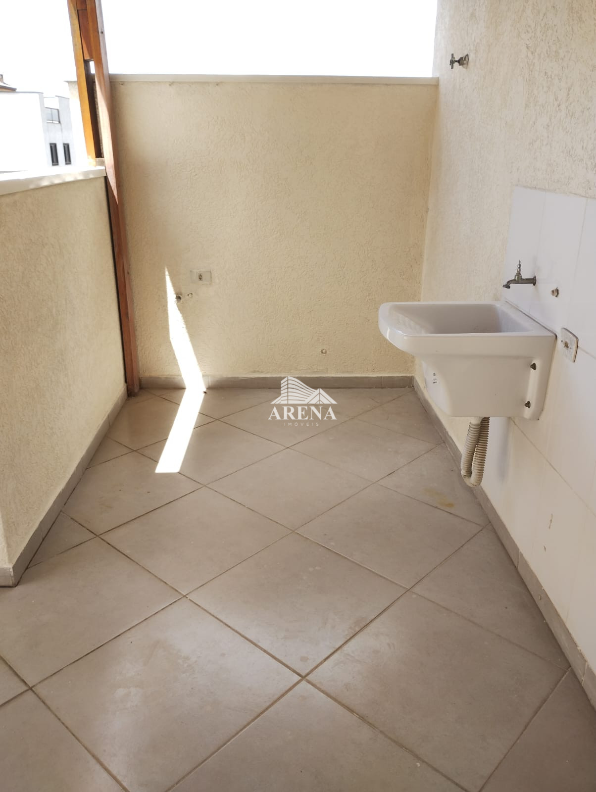 COBERTURA  SEM CONDOMINIO com 2 dormitórios 73 M²